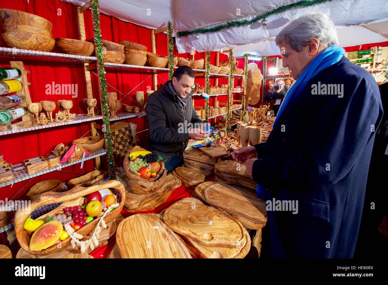 El Secretario de Estado de Estados Unidos, John Kerry busca en las tablas de cortar de madera de oliva y artesanías en un artesano stand en el Weisser Dauber Magia Blanca Mercado de Navidad Diciembre 7, 2016 en Hamburgo, Alemania. Foto de stock