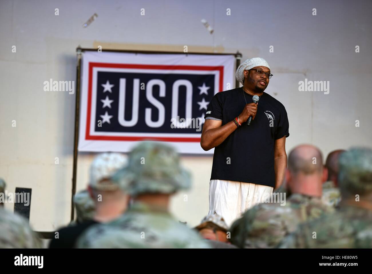 El ex jugador de la NBA, Sam Perkins conversaciones con tropas de la Guardia Nacional durante un osu Tour el 18 de mayo de 2016 en Kuwait. Foto de stock