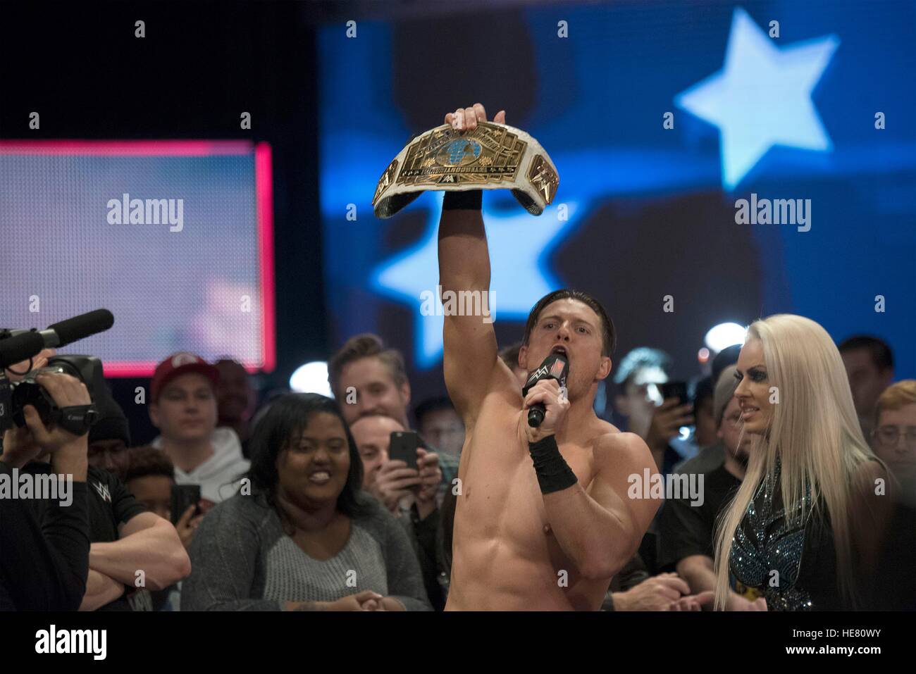 El ejecutante de WWE Miz sostiene una correa de campeonato después de un partido de lucha libre para el 14 tributo anual a las tropas evento en el Verizon Center el 13 de diciembre de 2016 en Washington, DC. Foto de stock