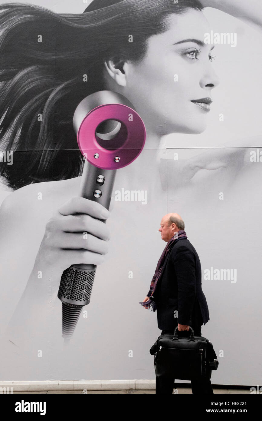 Dyson secador de pelo anuncio en vallas tomadas en Londres Oxford Street  Fotografía de stock - Alamy