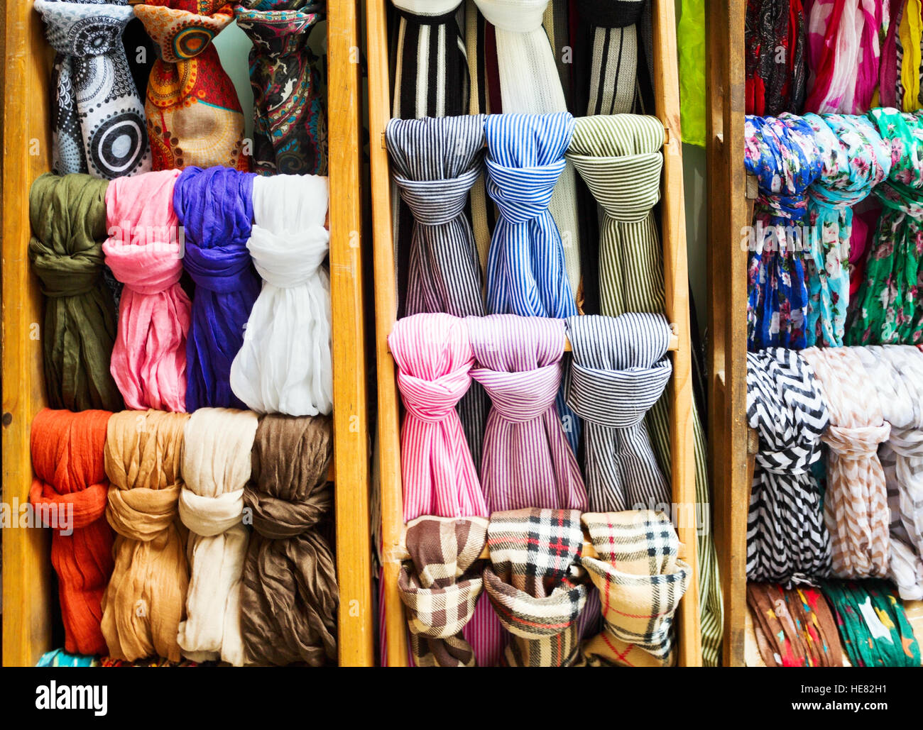 Colección de coloridas bufandas en un escaparate Fotografía de stock - Alamy