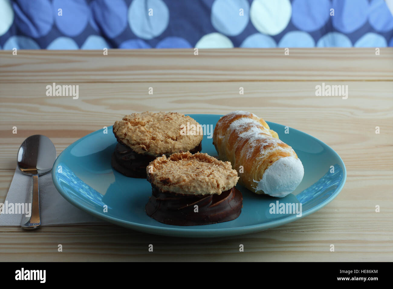 Sweet tubo lleno de huevo y galletas rellenas de mermelada de coco  cubiertas con chocolate Fotografía de stock - Alamy