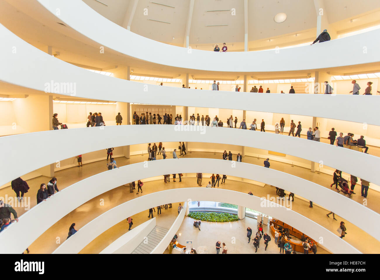 La espiral de la rotonda en el interior del Museo Guggenheim, la Quinta Avenida, Manhattan, Ciudad de Nueva York, Estados Unidos de América. Foto de stock