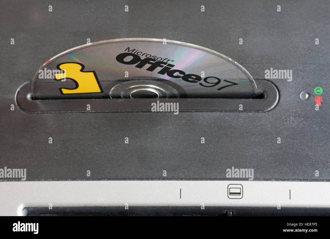 Disco compacto de Microsoft Office 97 insertado en Shredder para destruir  información confidencial Fotografía de stock - Alamy