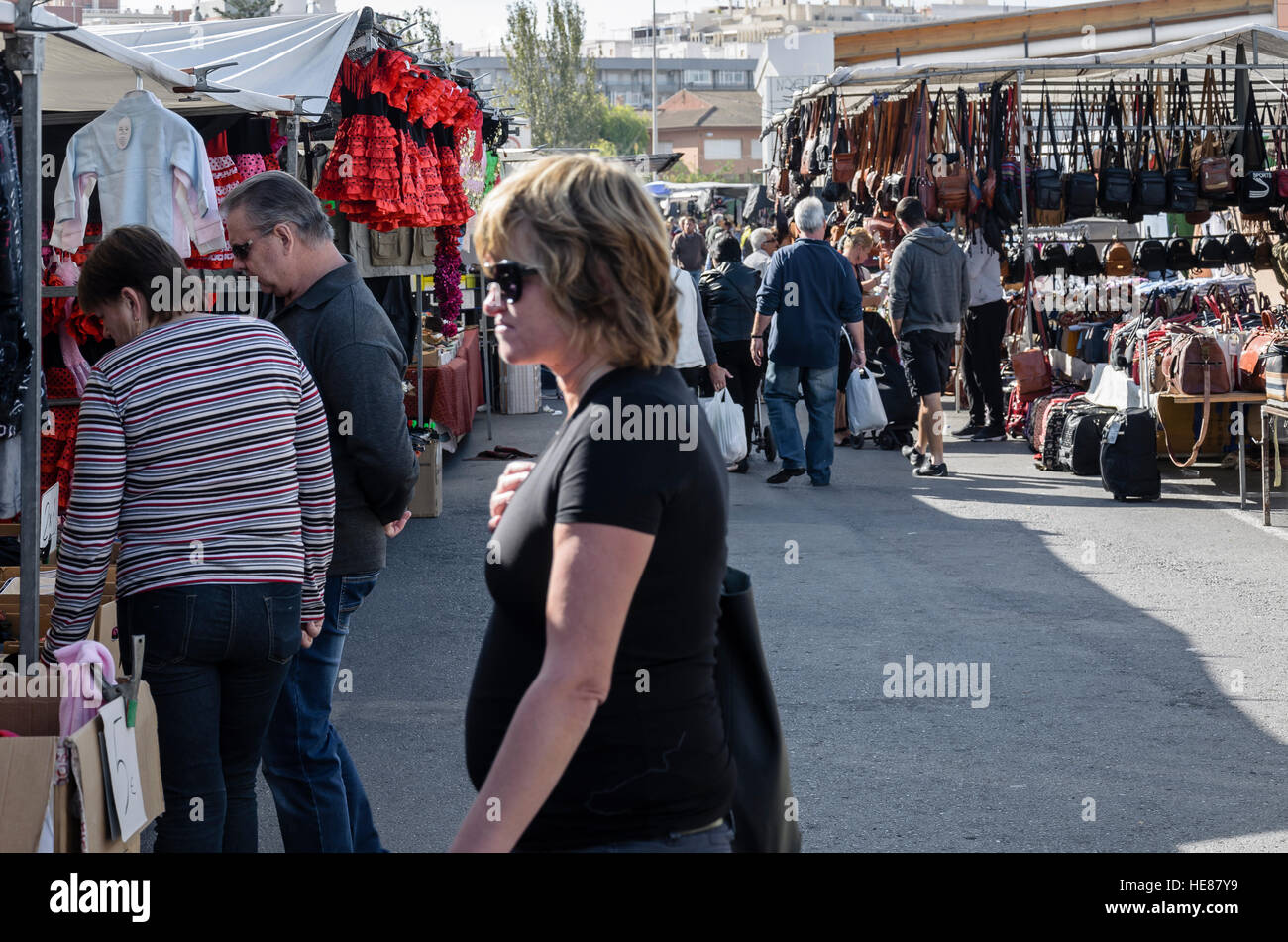 gorra Pegajoso De Dios Un poco de Santa Pola visión de mercado con tienda ropa, provincia de  Alicante, España Fotografía de stock - Alamy