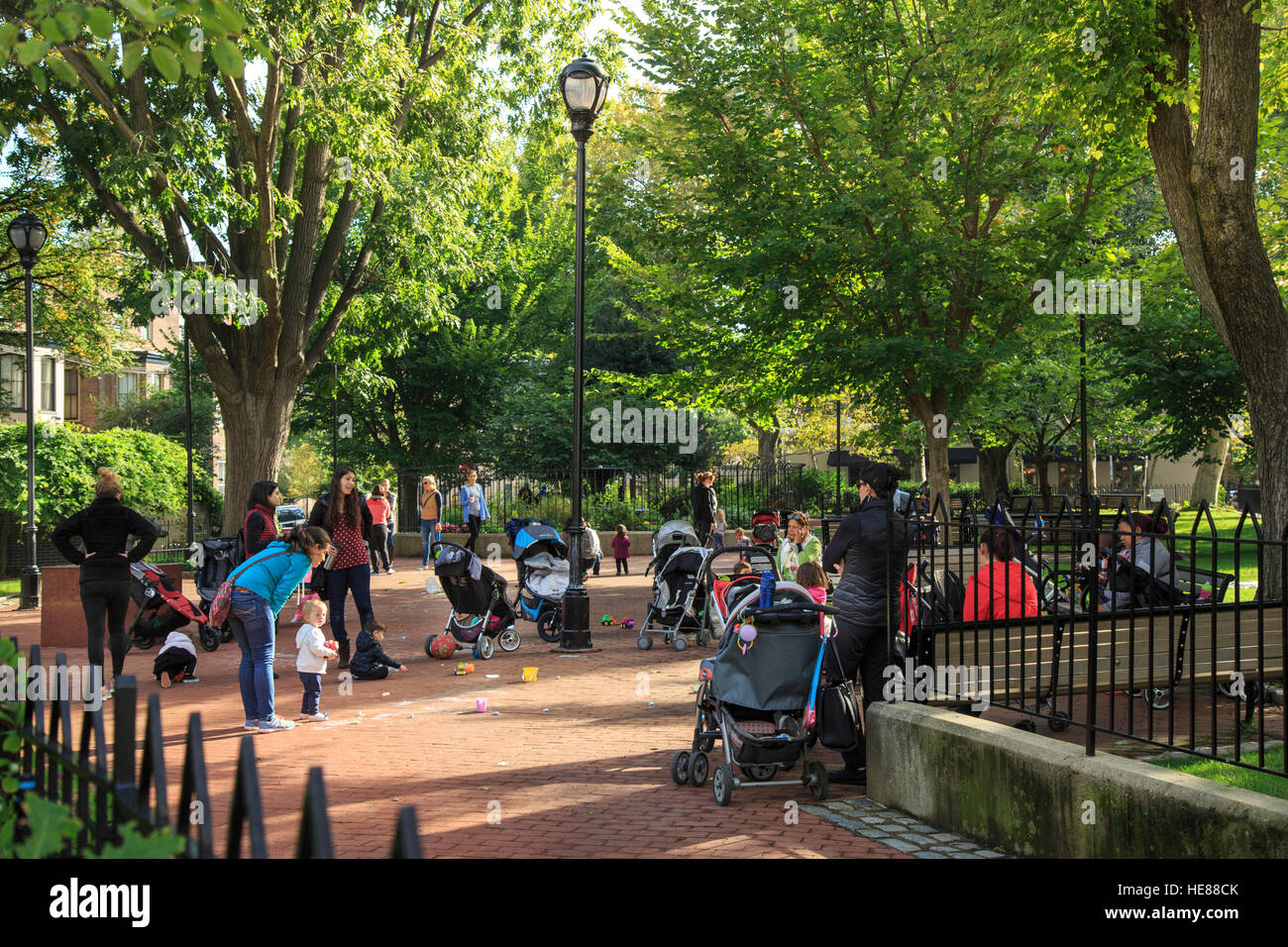 Madres e hijos en Plaza Fitlers barrio o zona de la plaza Rittenhouse, Philadelphia, Pennsylvania, EE.UU. Foto de stock