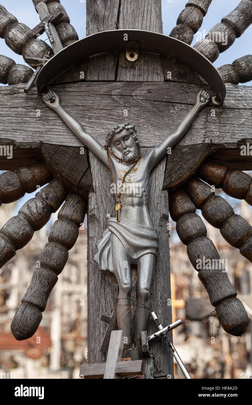 Crucifijo de madera en una colina de las cruces en Lituania Foto de stock