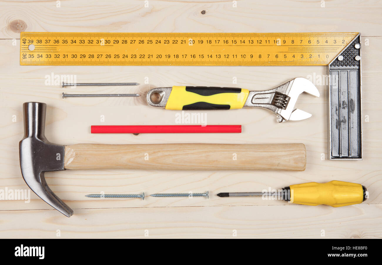 Conjunto de herramientas de trabajo para trabajos de carpintería en la mesa de madera Foto de stock