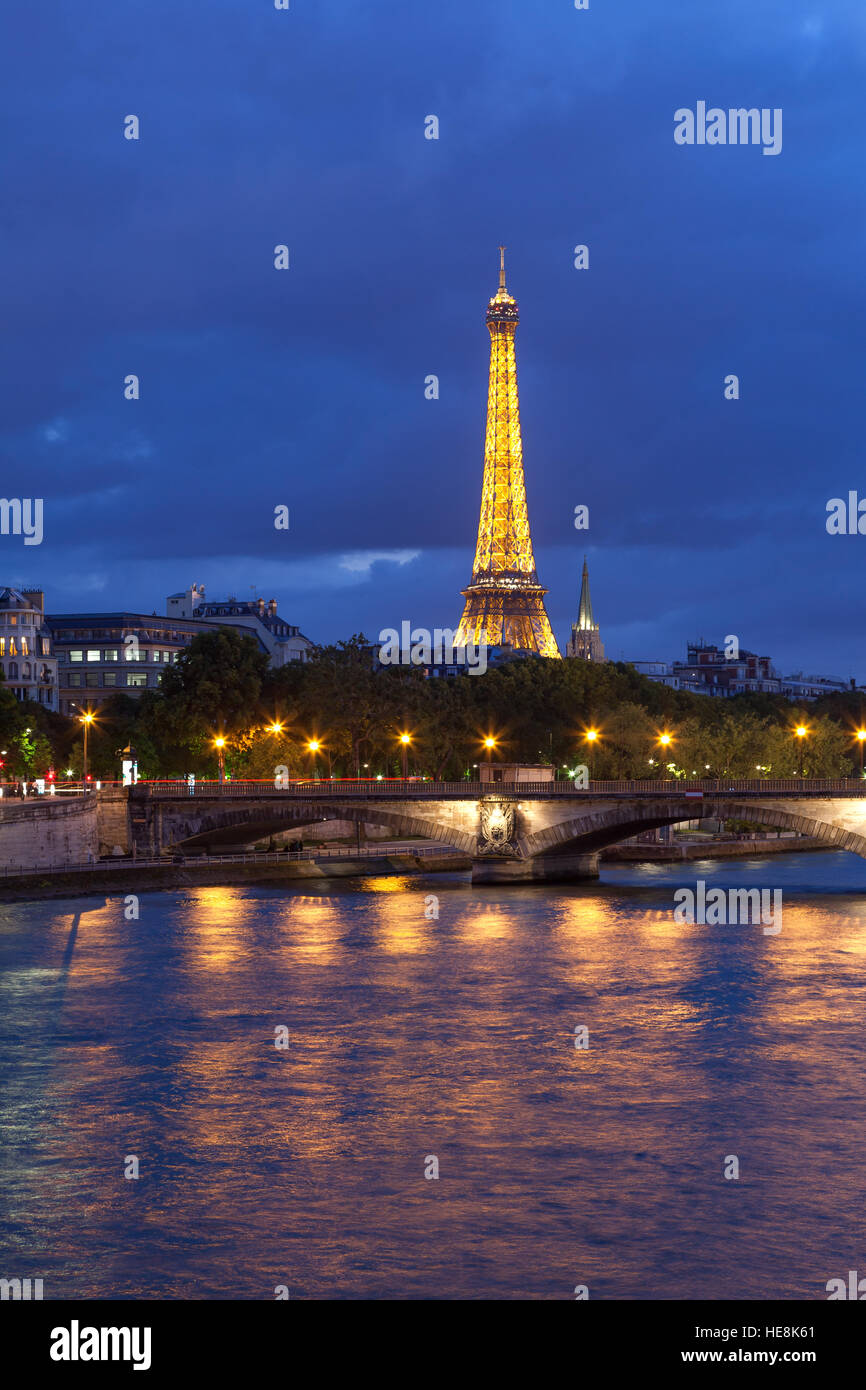 París - 13 de julio: La Torre Eiffel, vista desde el puente Alexandre III, en París, Francia, en julio 13,2014. Foto de stock