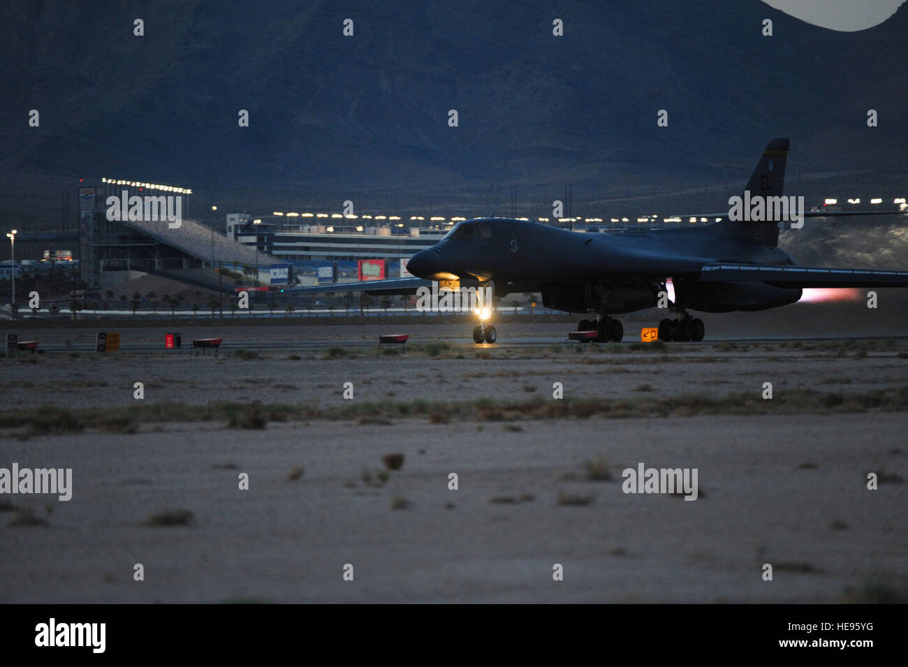 Un B-1B Lancer del 28 Bomb Ala, Ellsworth Air Force Base, S.D., participando en una bandera verde ejercicio despega el 15 de mayo de 2012, desde la base de la Fuerza Aérea de Nellis, Nevada, el B-1B es un radar de apertura sintética y targeting avanzado pod trabajar concertadamente para rastrear, seleccionar y acoplar objetivos fijos o móviles, lo que le permite realizar en apoyo aéreo cercano, interdicción y no tradicionales de inteligencia, vigilancia y reconocimiento, además de las funciones de la misión de bombardeo estratégico fue diseñado originalmente para. El B-1B tripulación practicaban estas nuevas misiones con las fuerzas de tierra del Ejército Nacional de Capacitación en el C Foto de stock