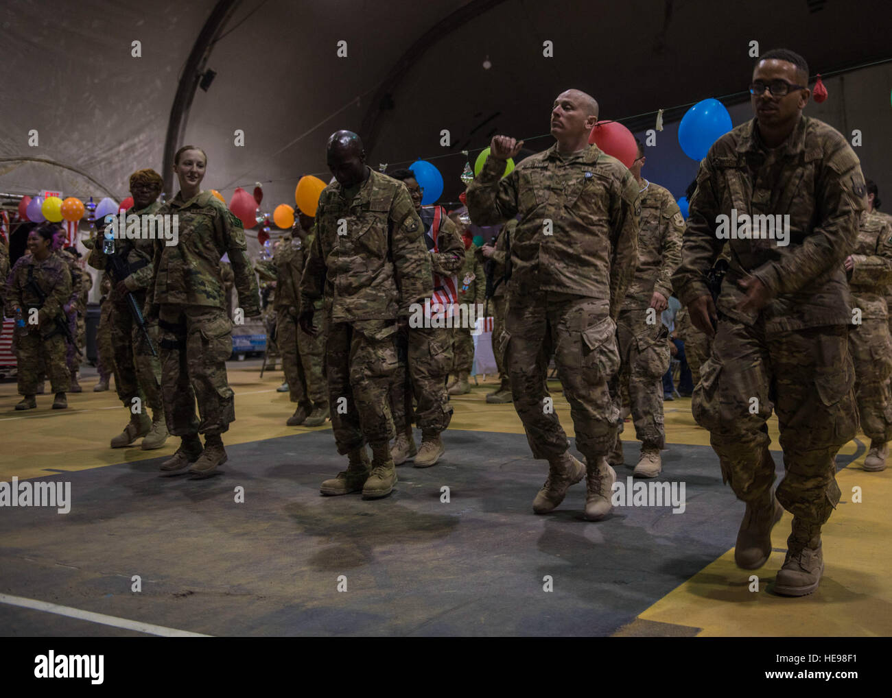 [Servicemembers bailar toda la noche durante una fiesta de carnaval organizada por la 455a la Fuerza Expedicionaria Escuadrón de Apoyo, en el aeródromo de Bagram, Afganistán, 11 de junio de 2016. El objetivo de estos eventos organizados por la 455EFSS es proporcionar un impulso de moral para el aeródromo de Bagram comunidad. Aviador Senior Justyn M. Freeman) Foto de stock