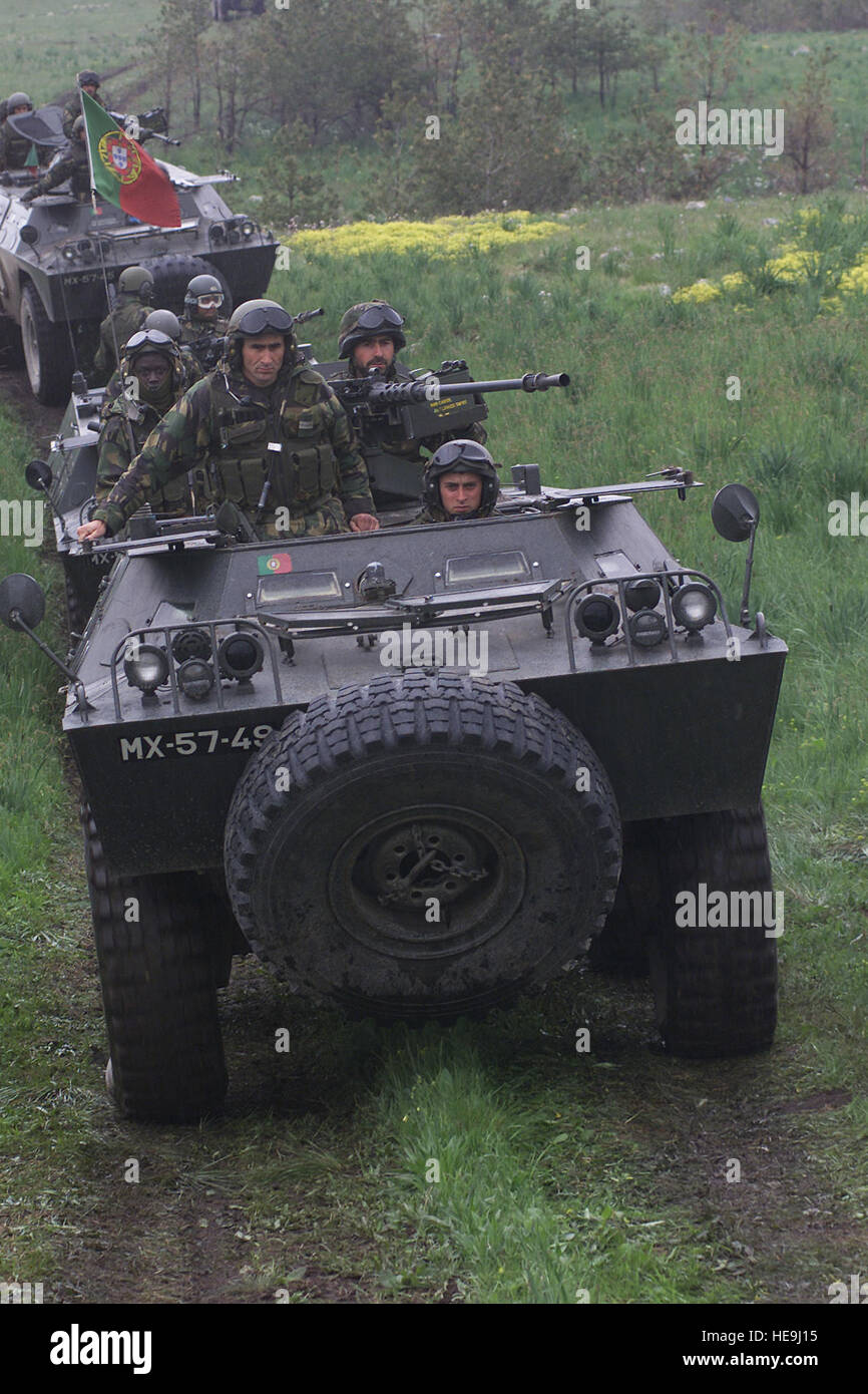 Qué es armored en Portugués? blindado