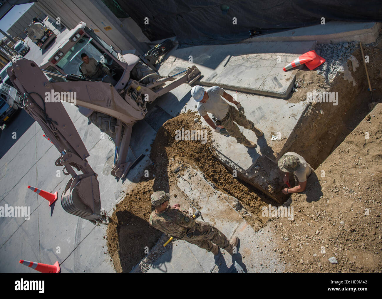 La 455Expedicionaria escuadrón de ingenieros civiles pavimento y equipos técnicos, también conocido como "Dirt Boys", construir un nuevo sistema de desagüe, aeródromo de Bagram, Afganistán, el 7 de septiembre del 2016. El sistema será utilizado para recoger el exceso de agua y las precipitaciones. Aviador Senior Justyn M. Freeman) Foto de stock