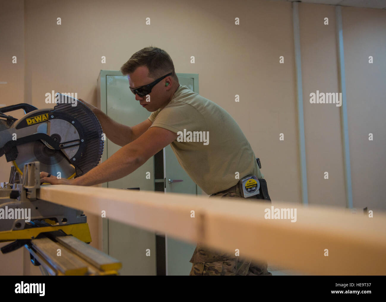 Aviador Senior Eric Woolston, 455Expedicionaria escuadrón de ingenieros civiles estructurales, journeyman corta un dos por cuatro para ser utilizado como costillas de madera para una pared, 20 de junio de 2016, el aeródromo de Bagram, Afganistán. Montantes de madera se utilizan para la fundación de la pared y el anclaje en el hormigón. Aviador Senior Justyn M. Freeman) Foto de stock