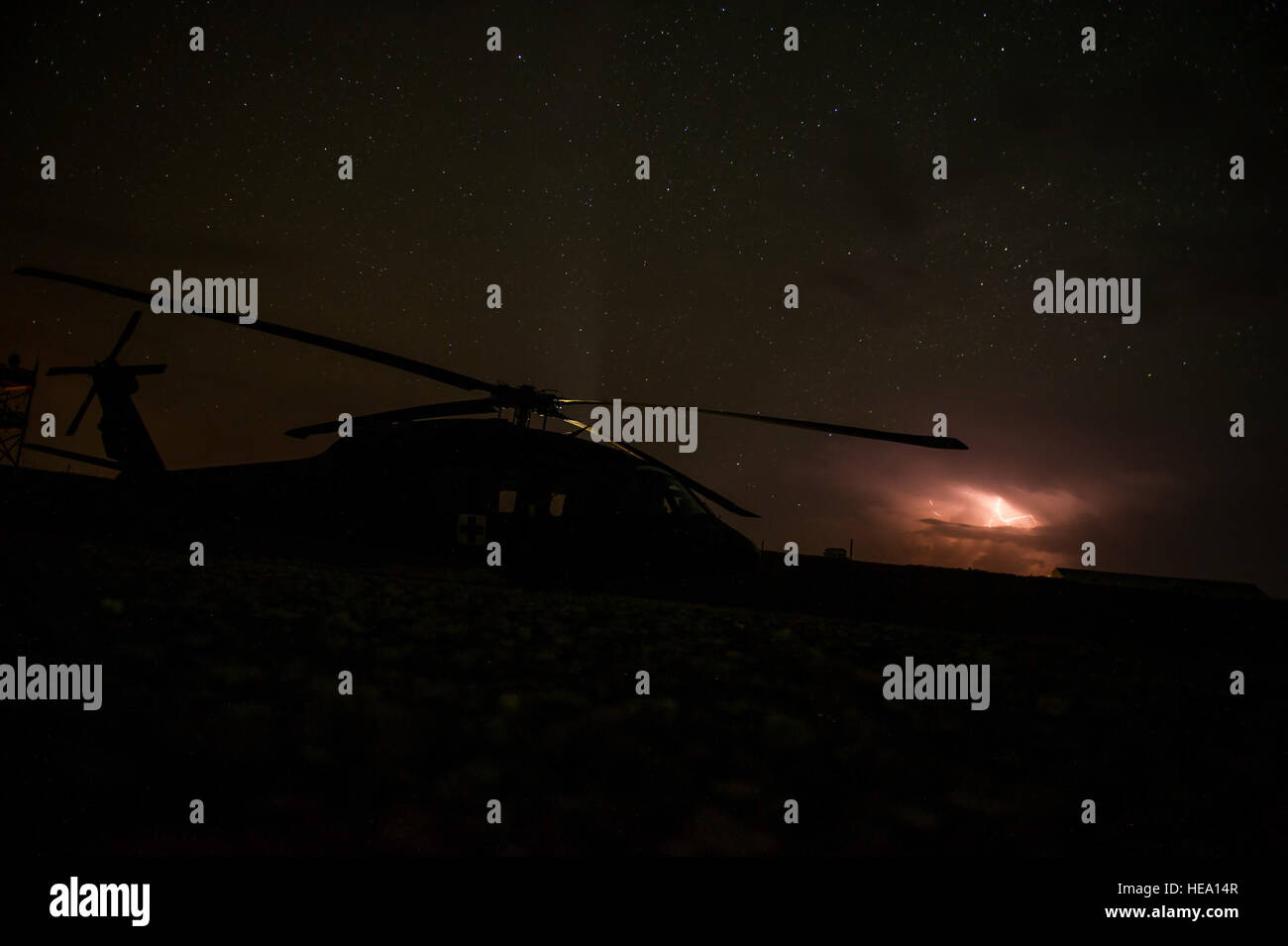 Un helicóptero Black Hawk UH-60 desde el 3º pelotón, Compañía C, 2-149 Apoyo general del batallón de aviación de evacuación médica (MEDEVAC), se ubica en la línea de vuelo después de una misión, el 14 de mayo de 2013, sobre la base de operaciones avanzada Orgun Oriente, provincia de Paktika, Afganistán. Evacuación médica (MEDEVAC) equipos que se especializan en movimiento y tratar a las fuerzas estadounidenses y de la coalición que están heridos y corren el riesgo de morir sin atención de emergencia inmediata. El Sargento. Marleah Miller) Foto de stock