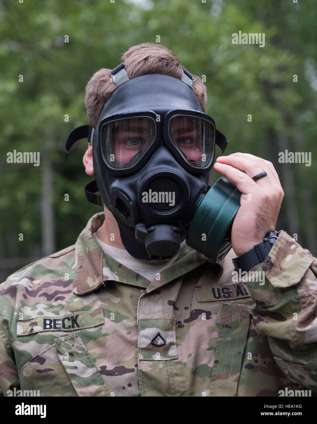 Ejército de EE.UU. PFC. Quintin L. Beck, asignado a la Compañía Charlie,  307.º Batallón de señal expedicionario, comprueba que su M40 campo máscara  protectora funciona correctamente mientras se realizan las armas químicas,
