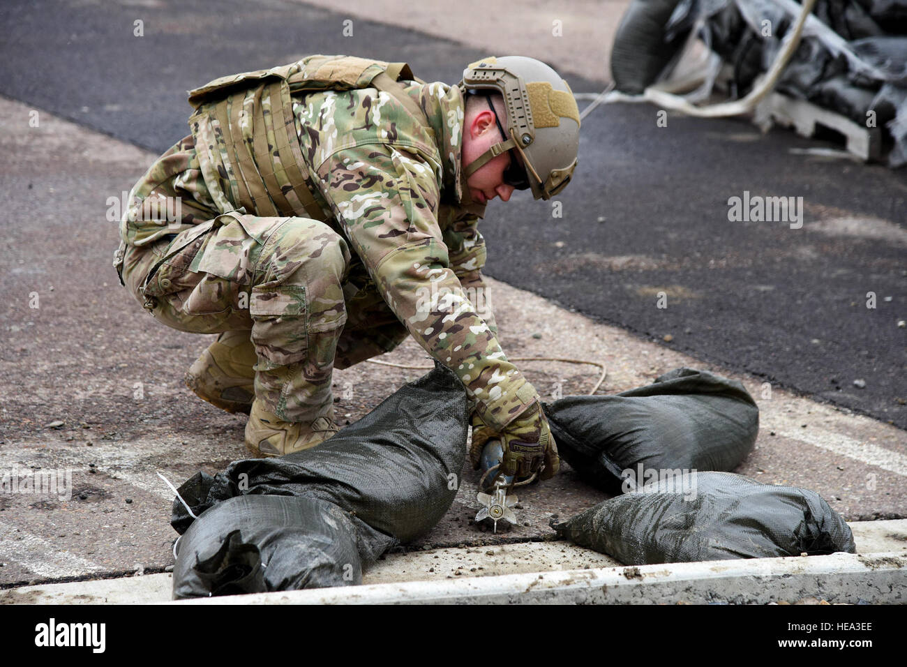 Un miembro de la 341ª Escuadrilla de Ingeniero Civil equipo de eliminación de artefactos explosivos se quita una cuerda de un dispositivo explosivo improvisado simulada como parte del ejercicio de entrenamiento Rampart Grizzly El 17 de marzo en Almstrom Air Force Base. El ejercicio fue aplicado para evaluar la idoneidad de la 341ª Ala de misiles y asegurar el primer respondedor aviadores conozca y siga las normas establecidas en el lugar de los acontecimientos del mundo real. Aerotécnico de Primera Clase Collin Schmidt) Foto de stock