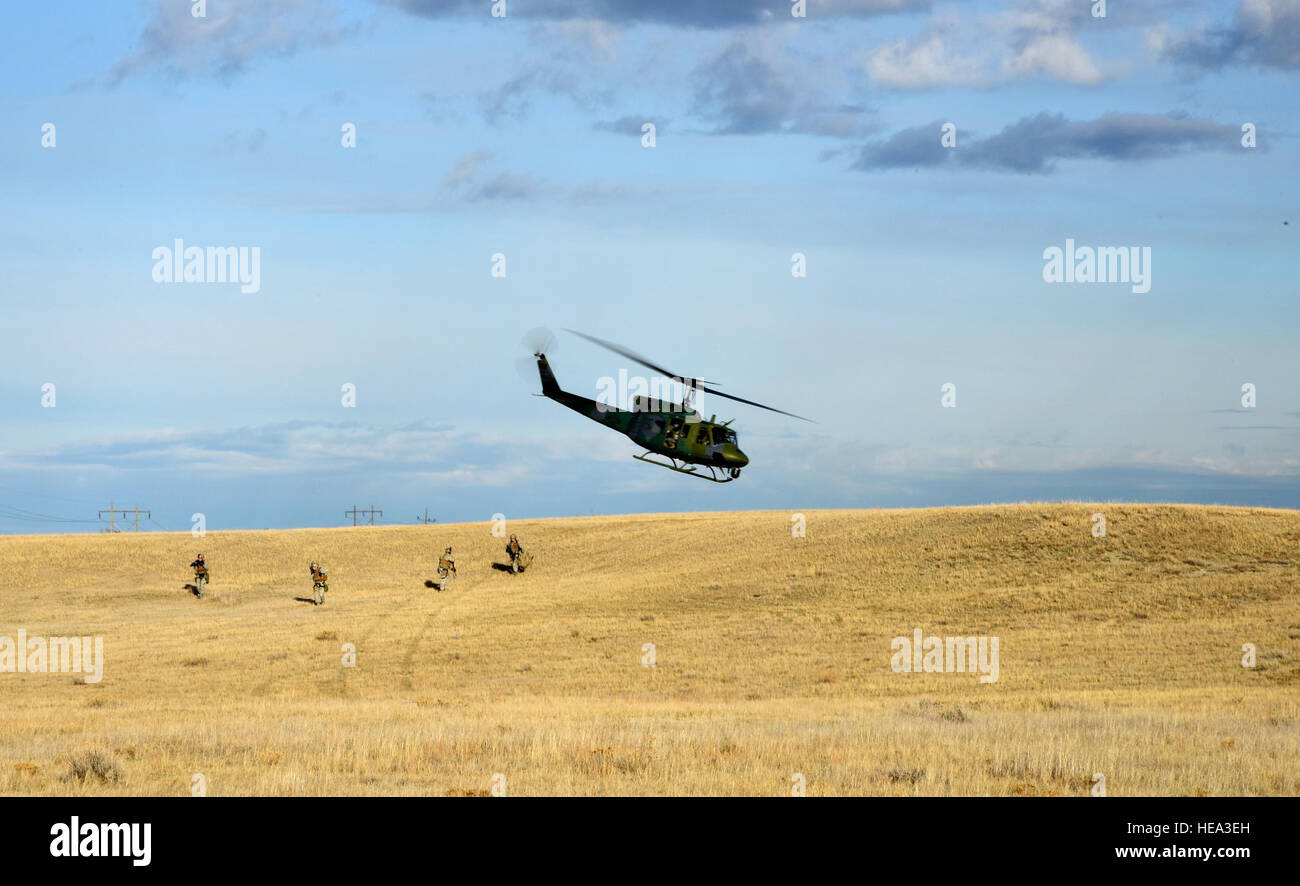 La tripulación de la 40ª escuadrón de helicópteros cae de los miembros de la 341ª Escuadrilla de Apoyo a las fuerzas de seguridad de trabajo del equipo de respuesta táctica durante un simulacro de una instalación de lanzamiento recaptura como parte del ejercicio de entrenamiento Rampart Grizzly El 18 de marzo cerca de Almstrom Air Force Base. El ejercicio fue aplicado para evaluar la idoneidad de la 341ª Ala de misiles y asegurar el primer respondedor aviadores conozca y siga las normas establecidas en el lugar de los acontecimientos del mundo real. Aerotécnico de Primera Clase Collin Schmidt) Foto de stock
