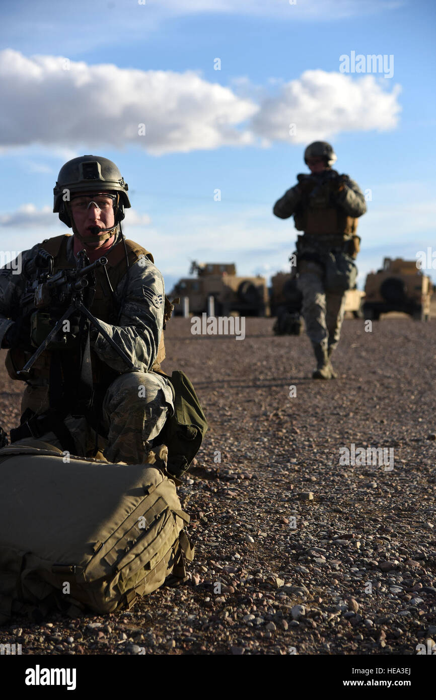 Los miembros del Grupo de Fuerzas de Seguridad 341a simular una instalación de lanzamiento de misiles como parte de la recaptura Grizzly Rampart ejercicio de entrenamiento el 18 de marzo cerca de Almstrom Air Force Base. El ejercicio fue aplicado para evaluar la idoneidad de la 341ª Ala de misiles y asegurar el primer respondedor aviadores conozca y siga las normas establecidas en el lugar de los acontecimientos del mundo real. Aerotécnico de Primera Clase Collin Schmidt) Foto de stock