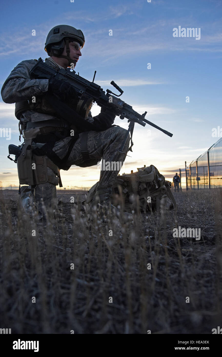 Un miembro de las Fuerzas de Seguridad 341 guardias del grupo centro de lanzamiento de un misil durante un LF recapturar la simulación como parte de la Grizzly Rampart ejercicio de entrenamiento el 18 de marzo cerca de Almstrom Air Force Base. El ejercicio fue aplicado para evaluar la idoneidad de la 341ª Ala de misiles y asegurar el primer respondedor aviadores conozca y siga las normas establecidas en el lugar de los acontecimientos del mundo real. Aerotécnico de Primera Clase Collin Schmidt) Foto de stock