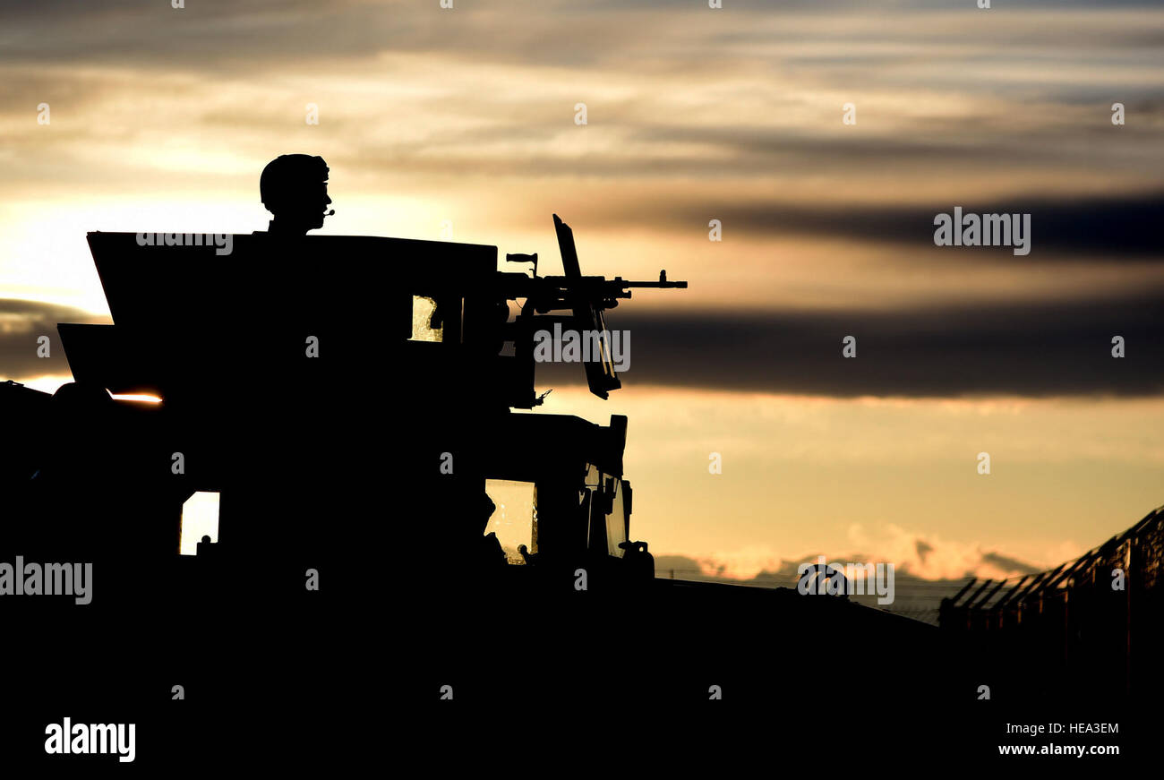 Un miembro de las Fuerzas de Seguridad 341 guardias del grupo centro de lanzamiento de un misil durante un LF recapturar la simulación como parte de la Grizzly Rampart ejercicio de entrenamiento el 18 de marzo cerca de Almstrom Air Force Base. El ejercicio fue aplicado para evaluar la idoneidad de la 341ª Ala de misiles y asegurar el primer respondedor aviadores conozca y siga las normas establecidas en el lugar de los acontecimientos del mundo real. Aerotécnico de Primera Clase Collin Schmidt) Foto de stock