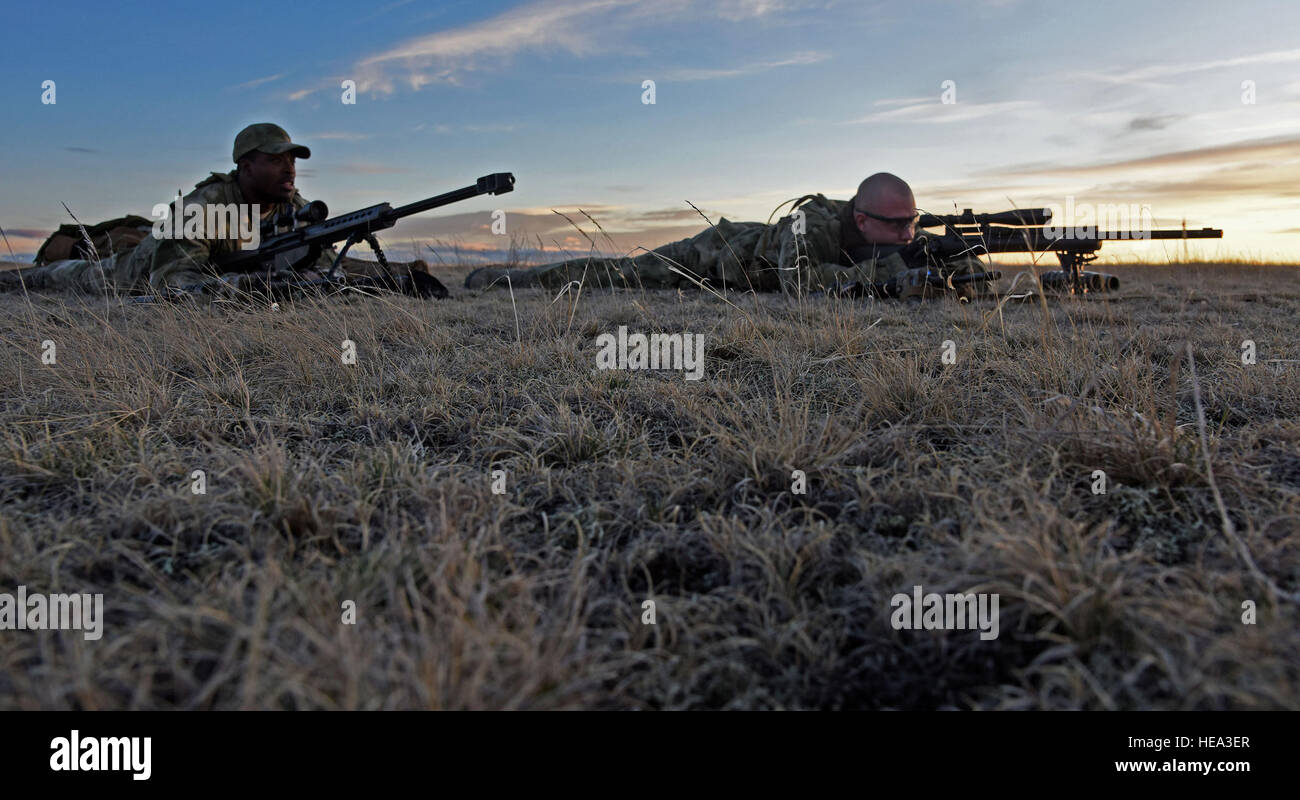 Francotiradores del 341 Escuadrón de Apoyo a las fuerzas de seguridad fuerza de respuesta táctica proporcionar cobertura durante una instalación de lanzamiento de misiles como parte de simulación de recaptura de los Grizzly Rampart ejercicio de entrenamiento el 18 de marzo cerca de Almstrom Air Force Base. El ejercicio fue aplicado para evaluar la idoneidad de la 341ª Ala de misiles y asegurar el primer respondedor aviadores conozca y siga las normas establecidas en el lugar de los acontecimientos del mundo real. Aerotécnico de Primera Clase Collin Schmidt) Foto de stock