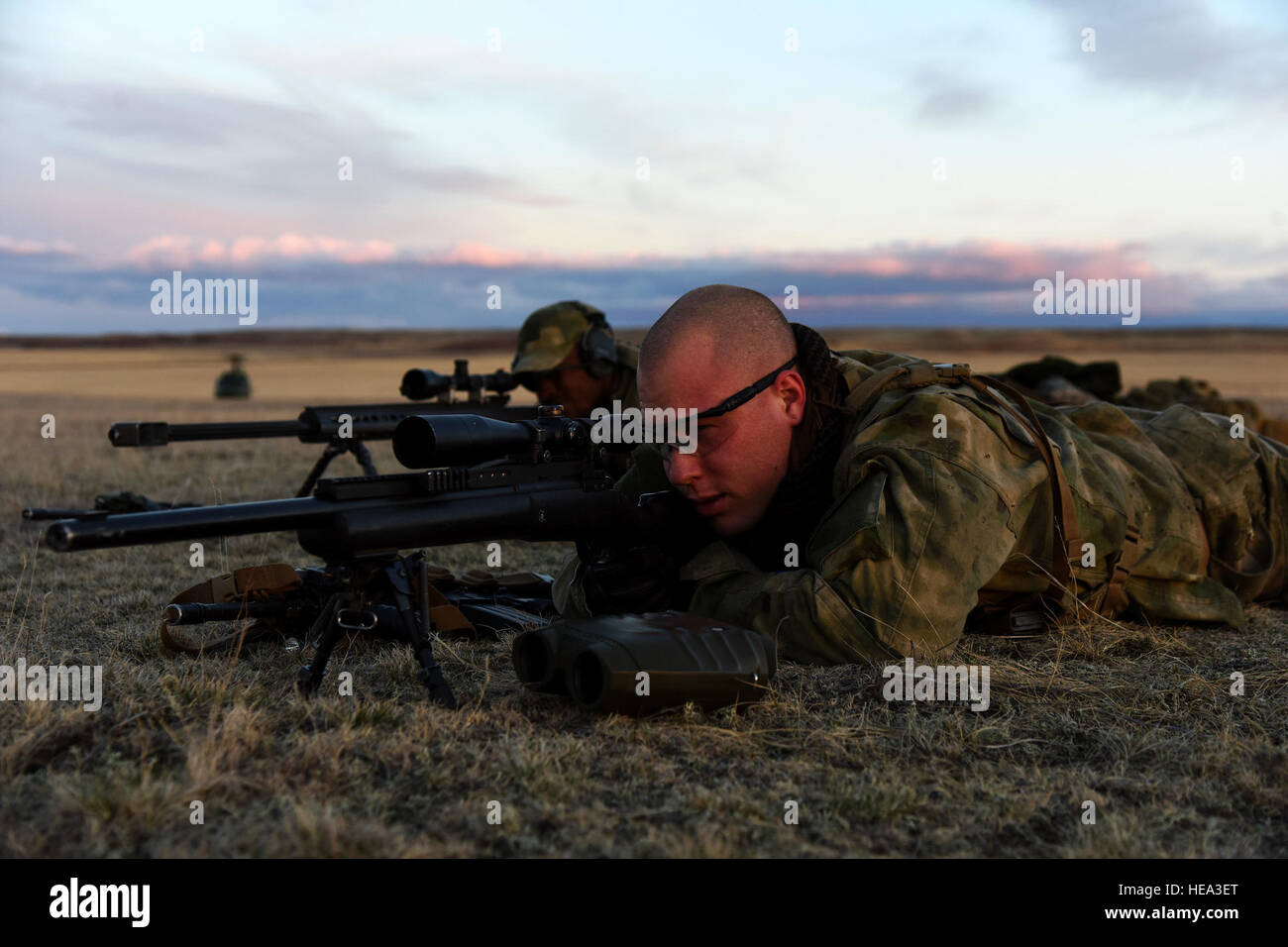 Francotiradores del 341 Escuadrón de Apoyo a las fuerzas de seguridad fuerza de respuesta táctica proporcionar cobertura durante una instalación de lanzamiento de misiles como parte de simulación de recaptura de los Grizzly Rampart ejercicio de entrenamiento el 18 de marzo cerca de Almstrom Air Force Base. El ejercicio fue aplicado para evaluar la idoneidad de la 341ª Ala de misiles y asegurar el primer respondedor aviadores conozca y siga las normas establecidas en el lugar de los acontecimientos del mundo real. Aerotécnico de Primera Clase Collin Schmidt) Foto de stock