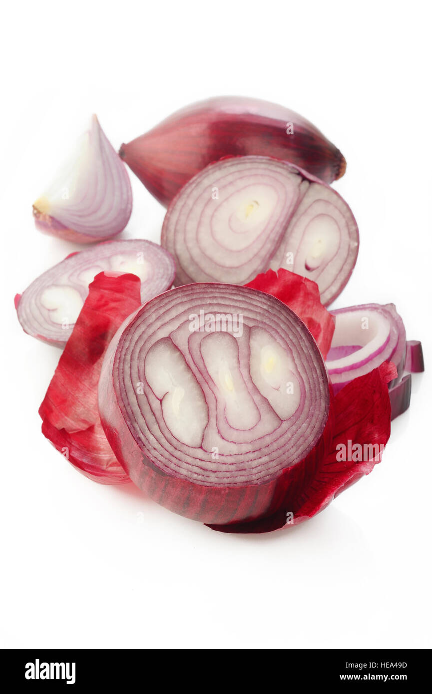 Rodajas de cebolla roja sobre fondo blanco. Foto de stock