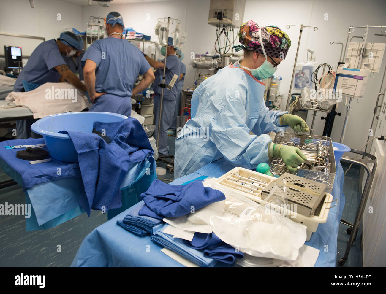 El Sargento. Brittany Vonoehmden expedicionaria 455A, Grupo Médico Quirúrgico, borra el equipo técnico de la instalación quirúrgica después de una cirugía, 10 de junio de 2016, en el Teatro Craig-Joint Hospital, aeródromo de Bagram, Afganistán. El Sgt. Vonoehmden es uno de muchos profesionales de la medicina que se han agrupado en torno a la paciente afgano, en un esfuerzo para salvar su pierna desde la amputación. Tech. El Sgt. Tayronas Lawson) Foto de stock