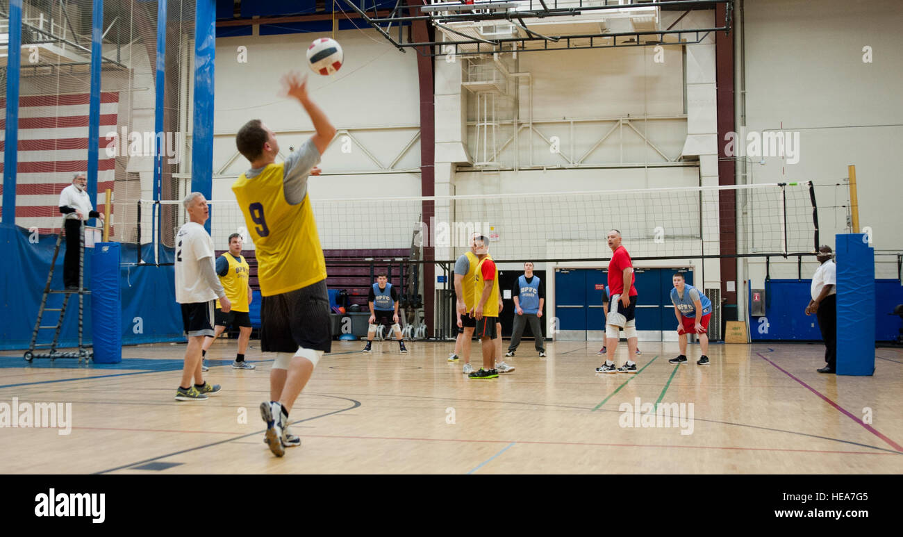 Un equipo de voleibol intramural comienza un juego en el centro de acondicionamiento  físico Buckner en base conjunta Elmendorf-Richardson, Alaska, el 17 de  febrero, 2015. El voleibol, el baloncesto y el fútbol