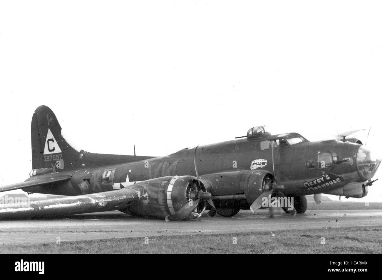Boeing B 17g Ve S N 42 Mercy S Madhouse Vk X De La 303ª Bomb Group 358 Escuadron De Bombas Ruedas Arriba Despues De Un Aterrizaje De Emergencia El 7 De Diciembre De 1944 Ee Uu Foto De