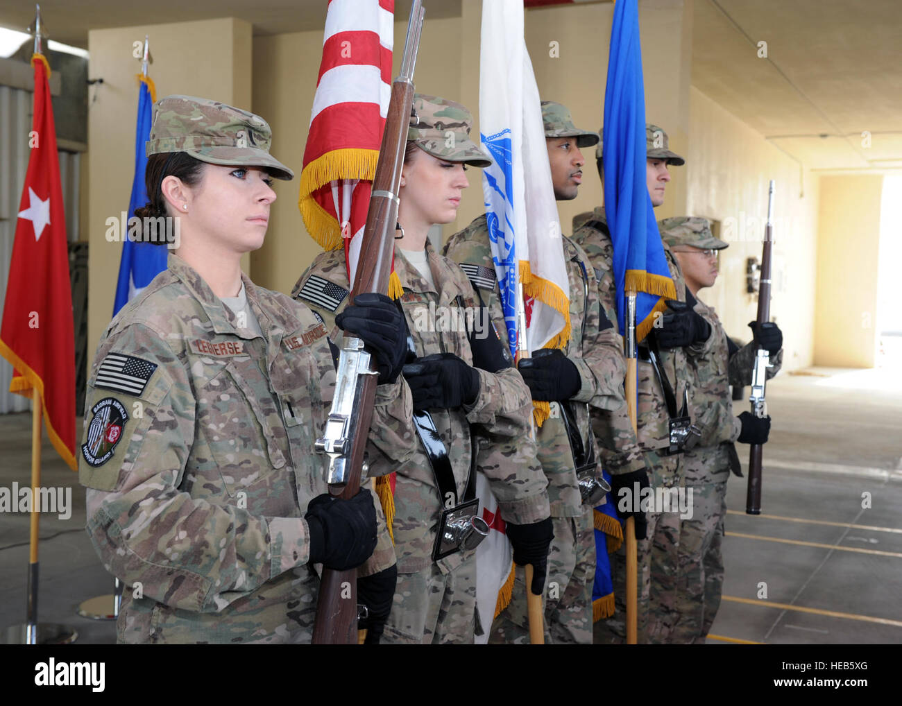 Los aviadores de la Fuerza Aérea de EE.UU. asignados a la 455a la guardia de honor del ala expedicionaria aérea equipo preparan para publicar los colores durante la 455a Grupo Médico expedicionario ceremonia de cambio de mando de Marzo 13, 2015 en el Campo Aéreo Bagram, Afganistán. La celebración de un año de gira, el Coronel de la Fuerza Aérea de EE.UU. Gary Walker, 455 EMDG comandante saliente, dejó el mando del grupo de la Fuerza Aérea de Estados Unidos Coronel Gianna Zeh, desplegados desde la base de la Fuerza Aérea de Eglin, Florida, el sargento. Whitney Amstutz/liberado) Foto de stock