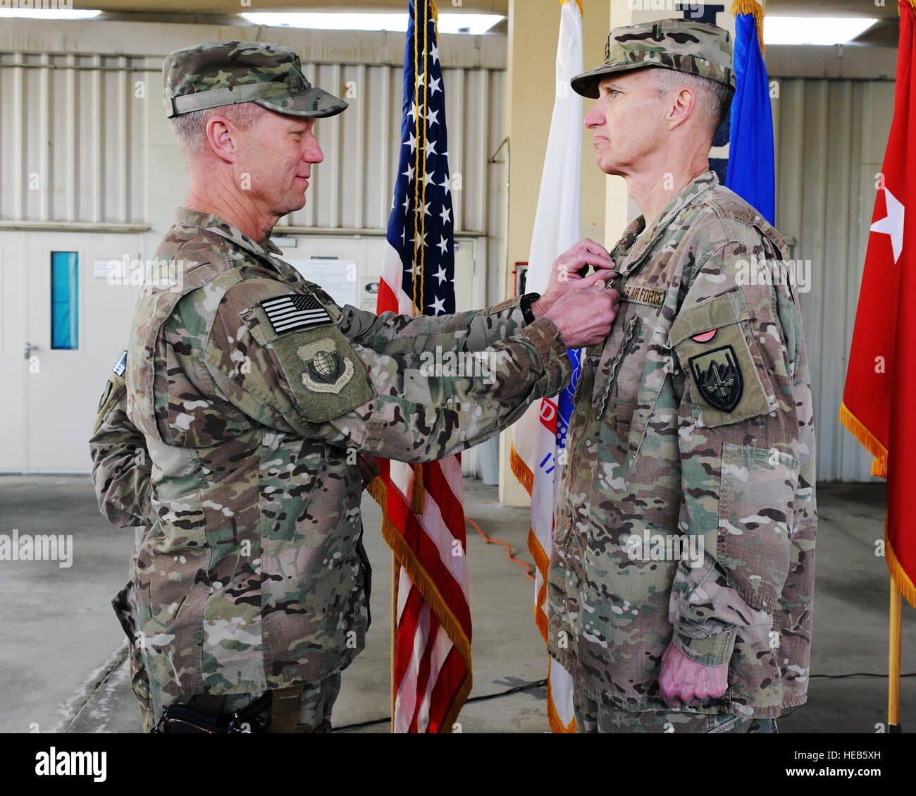 La Fuerza Aérea de los EE.UU Brig. Gen. Mark Kelly, 455Air Expeditionary Wing commander, patillas una medalla de Estrella de Bronce a los salientes expedicionaria 455Medical Group el comandante de la Fuerza Aérea de EE.UU., el coronel Gary Walker la solapa de 455 durante la ceremonia de cambio de mando EMDG Marzo 13, 2015 en el Campo Aéreo Bagram, Afganistán. La celebración de un año de gira, Walker dejó el mando del grupo de la Fuerza Aérea de Estados Unidos Coronel Gianna Zeh desplegados desde la base de la Fuerza Aérea de Eglin, Florida, el sargento. Whitney Amstutz/liberado) Foto de stock