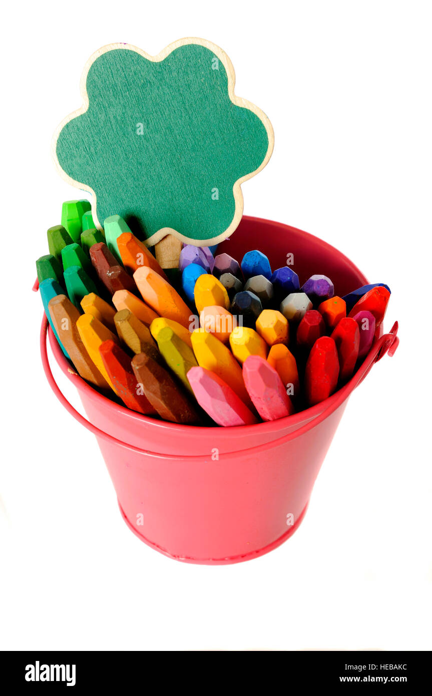Señal verde sobre metal balde lleno de crayón. Usted puede poner su diseño en firmar Foto de stock