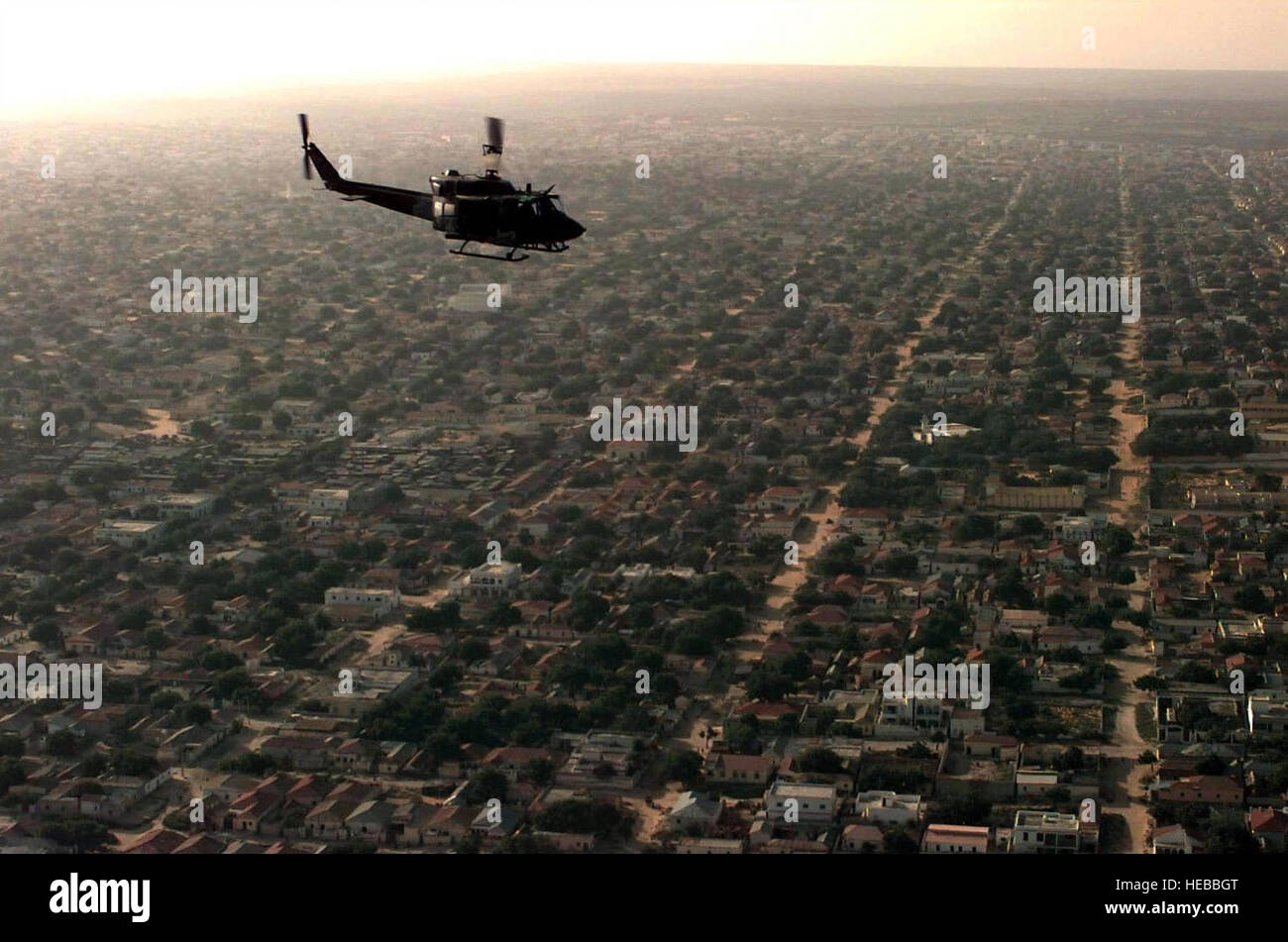 Vista aérea, lado derecho del perfil, de un Marine estadounidense UH-1N 'Huey' helicóptero sobrevuela una zona residencial de Mogadishu en una misión de patrulla para buscar signos de hostilidades. Esta misión está en apoyo directo de la operación Restaurar la esperanza. Foto de stock