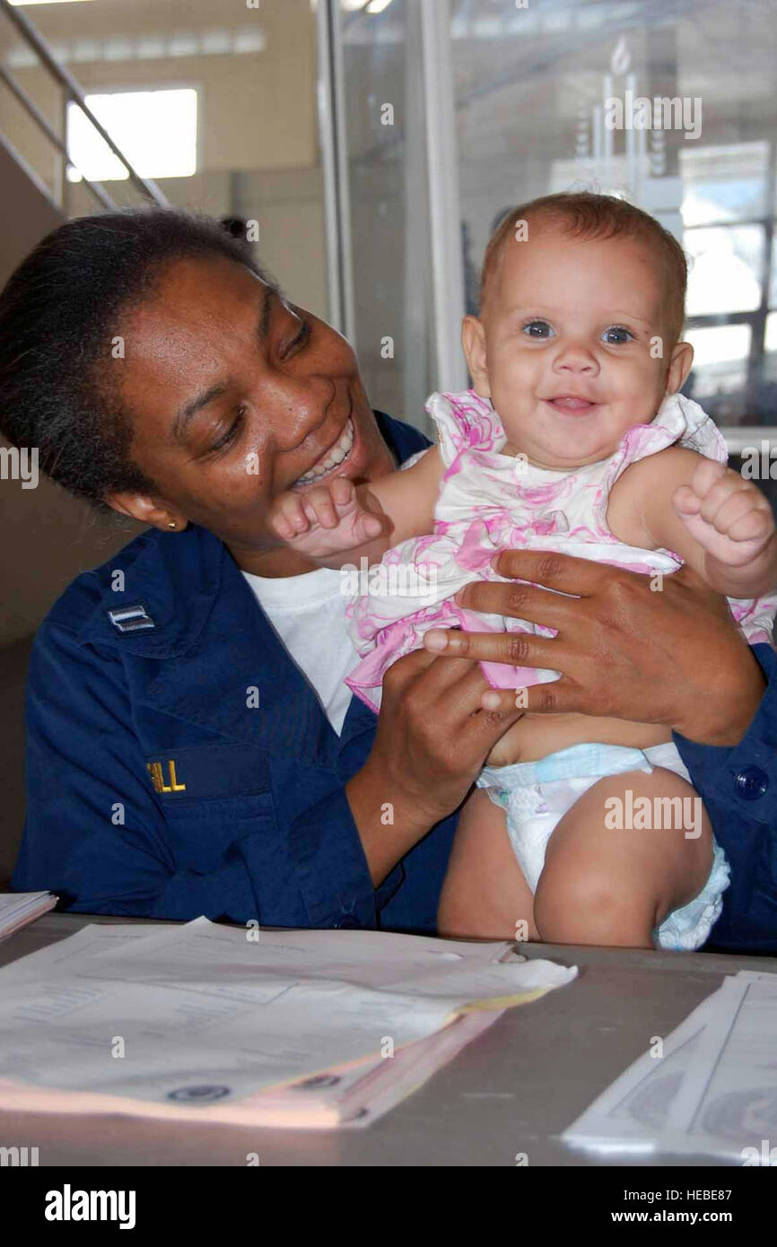 F 7522g 062 Santo Domingo Republica Dominicana 28 Abril 09 Teniente Patricia Gill Juega Con Un Bebe Admitiendo Para Su Tratamiento En El Complejo Deportivo De Santo Domingo El Personal Medico A Bordo Del
