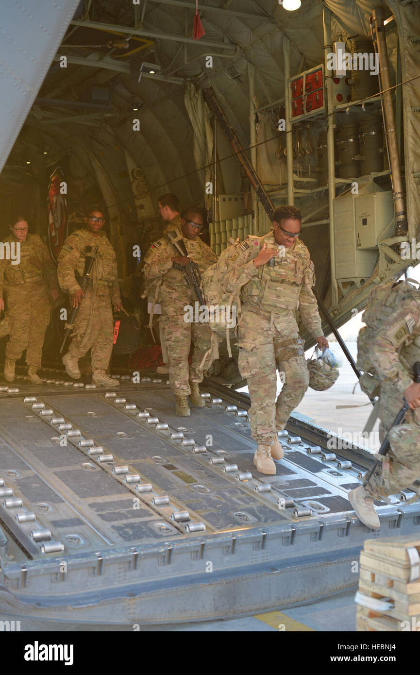 Llegaron los soldados de Shindand, Afganistán, parten de un Hércules C-130 en el Campo Aéreo Bagram, Afganistán, 9 de noviembre de 2014. En los últimos dos meses, la 455a ala expedicionaria aérea empujado de 2.200 pasajeros y 4.300 toneladas cortas de cargamento fuera de Shindand, en Afganistán. (Ee.Uu. Foto de la fuerza aérea por Jennifer M. SSgt Stai/liberado) Foto de stock