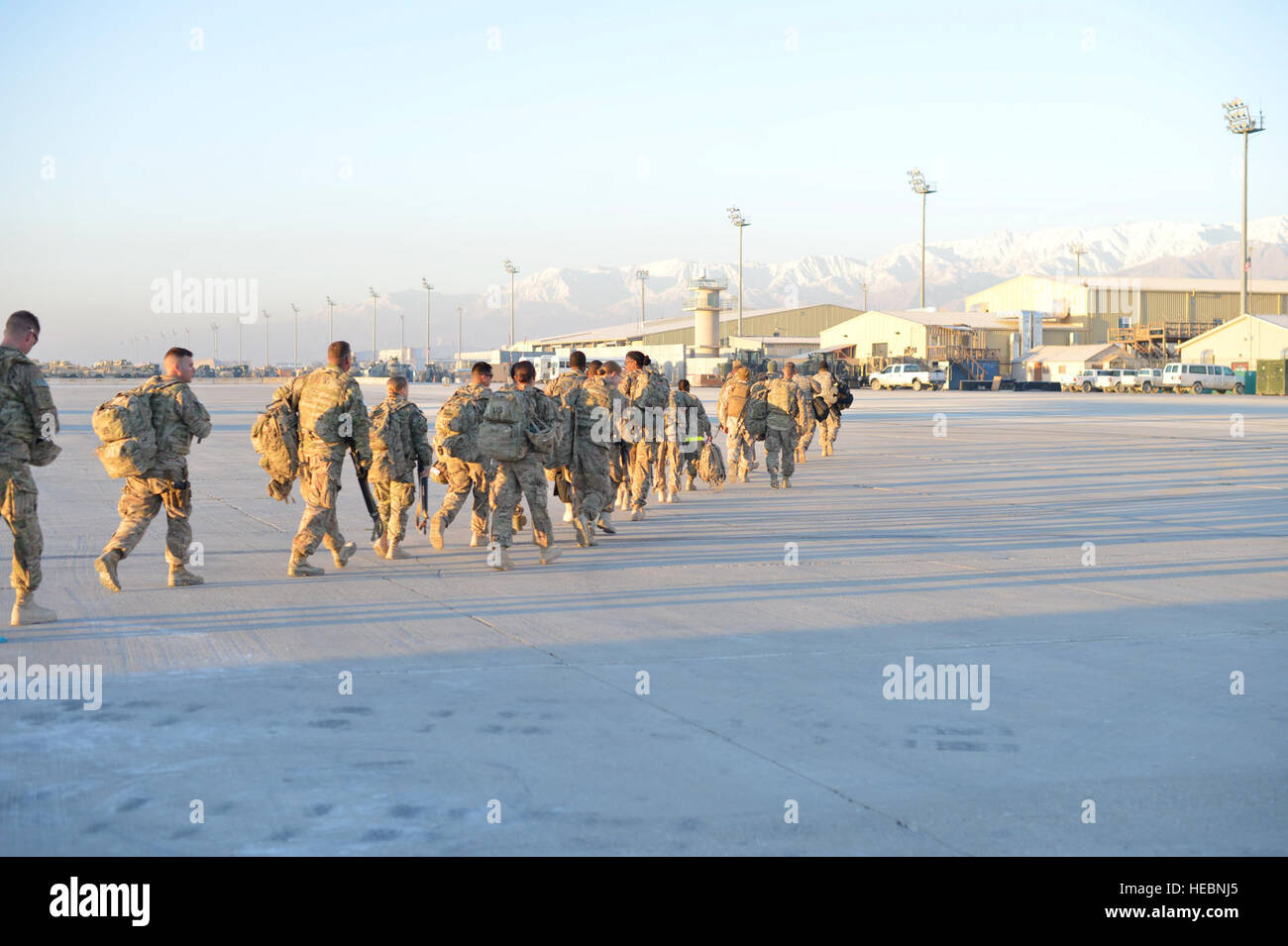 Los soldados llegan de Shindand, Afganistán, diríjase a la terminal de pasajeros en el Campo Aéreo Bagram, Afganistán, 9 de noviembre de 2014, después de llegar en un C-130 Hércules. En los últimos dos meses, la 455a ala expedicionaria aérea ha empujado a 2.200 pasajeros y 4.300 toneladas cortas de cargamento fuera de Shindand, en Afganistán. (Ee.Uu. Foto de la fuerza aérea por el Sargento. Jennifer M. STAI/liberado) Foto de stock