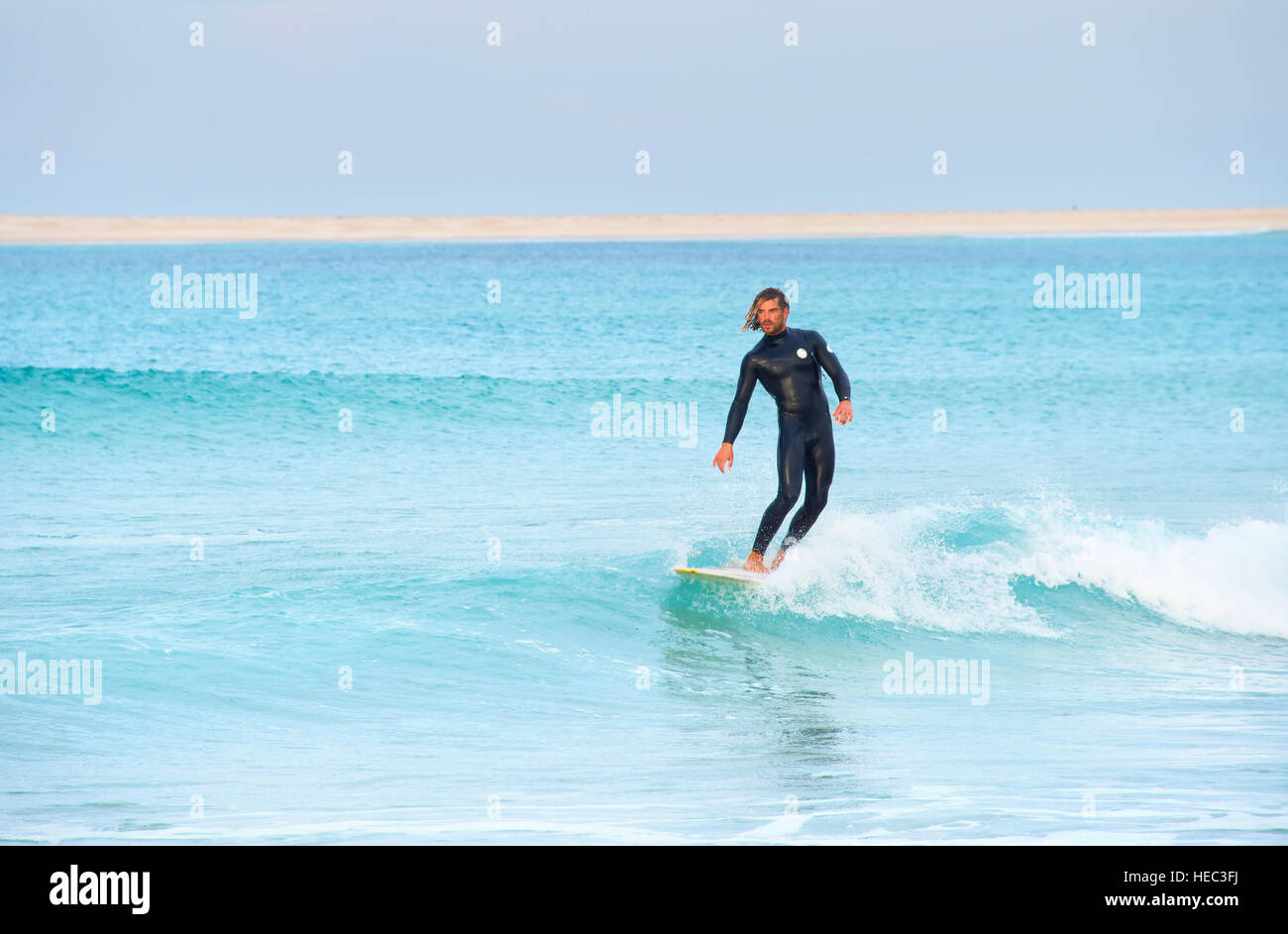 Surfer montando una ola en el océano en Peniche. Portugal Foto de stock