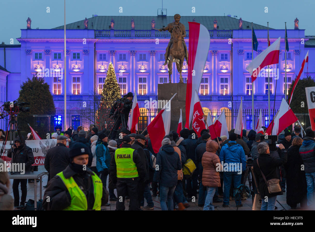 Luchar por la democracia polaca. Protesta y piquete frente al Palacio Presidencial. Los manifestantes contra el poder político actual Foto de stock