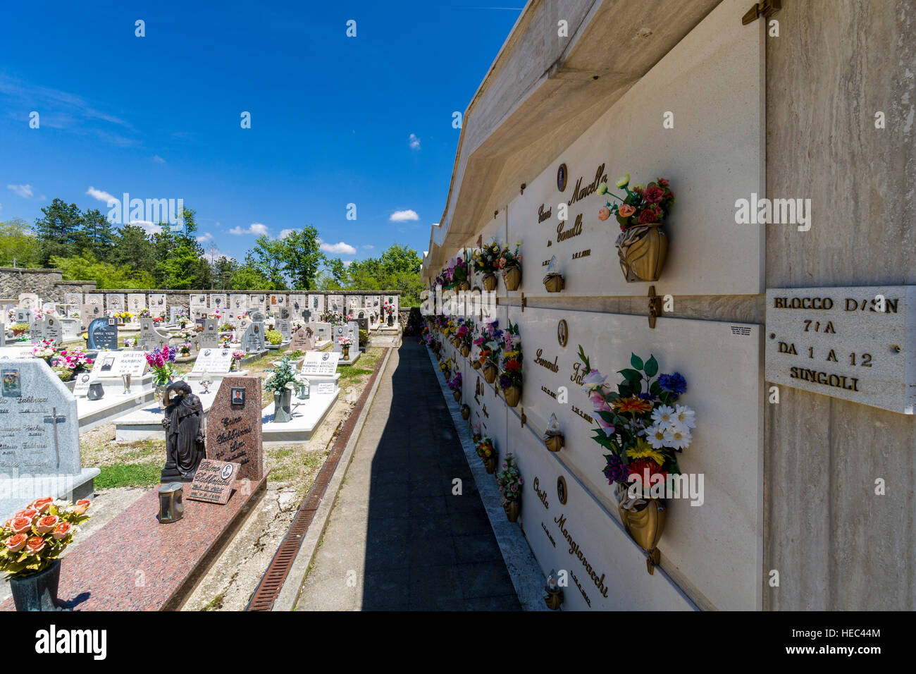 Cementerio típico italiano con las tumbas y flores Fotografía de stock