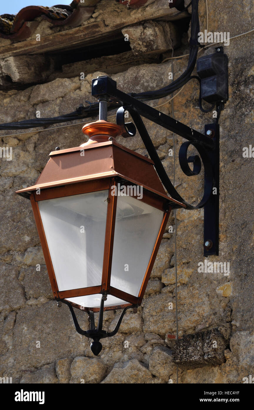 Una lámpara de la calle dentro de la villa amurallada de Larressingle, Francia. Foto de stock