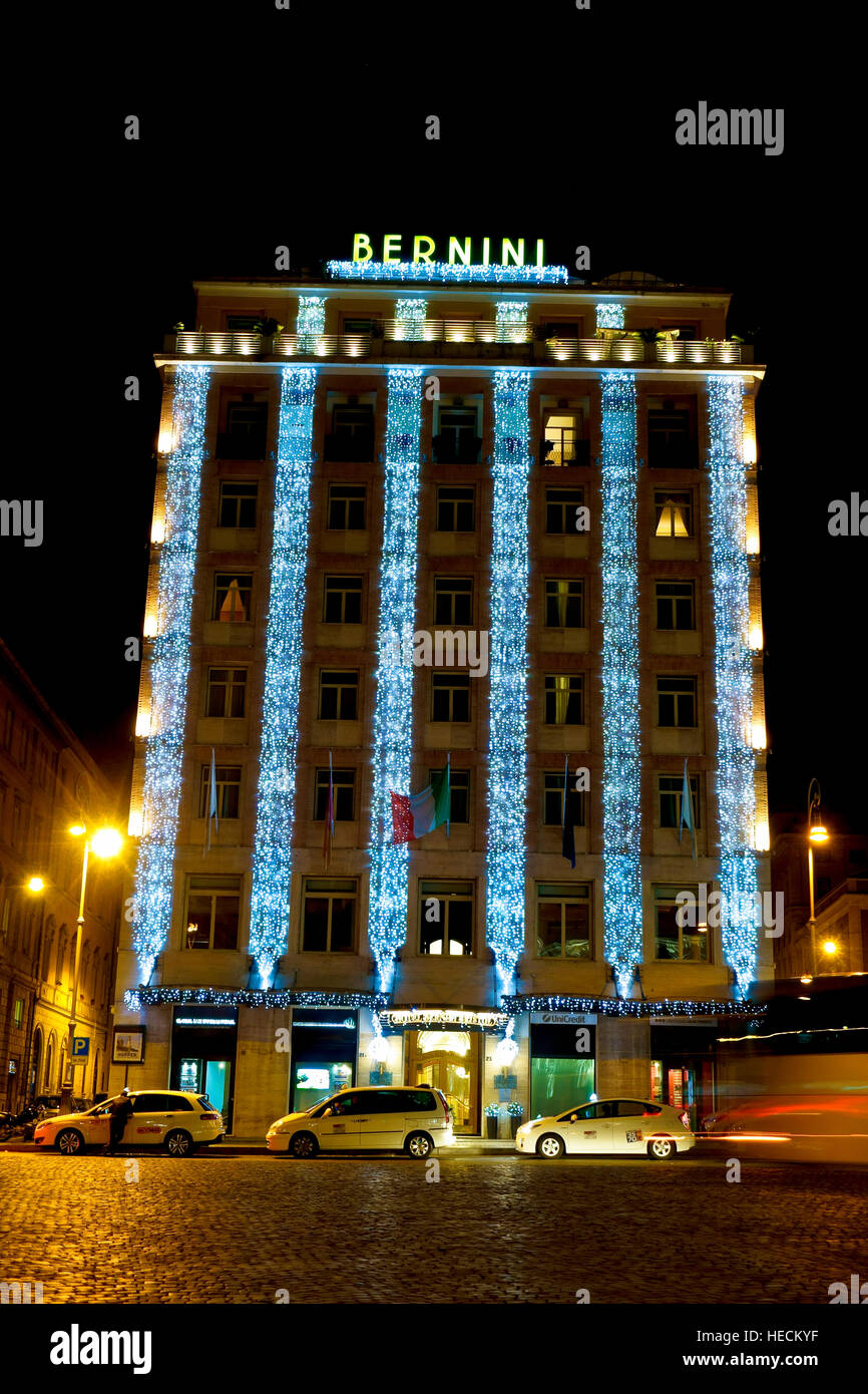 Bernini Hotel en Navidad, lujoso hotel de 5 estrellas exterior. Plaza Barberini por la noche. Roma, Italia, Europa, Unión Europea, UE. Foto de stock