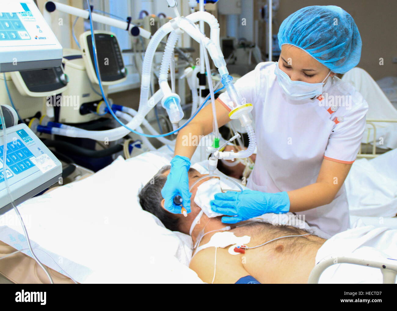 Nurse Bath Patient Fotos e Imágenes de stock Alamy