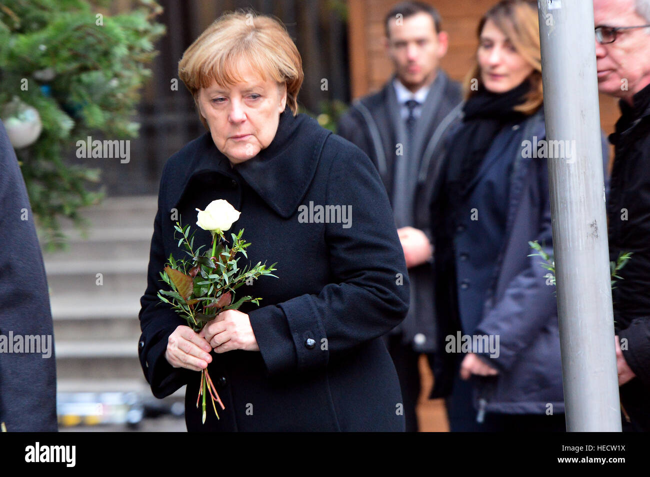 Berlín, Alemania. 20 diciembre, 2016. La canciller de Alemania, Angela Merkel (CDU) en el sitio de un camión en el ataque a un mercado de Navidad en Berlín, Alemania, el 20 de diciembre de 2016. Un asaltante desconocido conducía un vehículo de mercancías pesadas en un concurrido mercado de Navidad en el centro de Berlín, el lunes por la noche (19.12.16), matando al menos a 12 personas e hiriendo gravemente, en varios casos, más de 50 más. Foto: Maurizio Gambarini/dpa/Alamy Live News Foto de stock