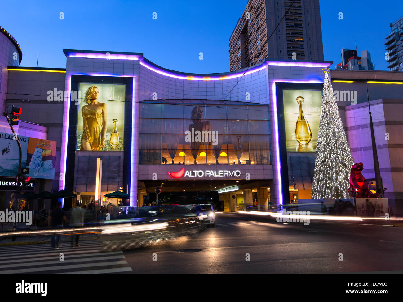 El tiempo de Navidad en el Alto Palermo Shopping Center, uno de los más importantes mall en Buenos Aires, Argentina. Foto de stock