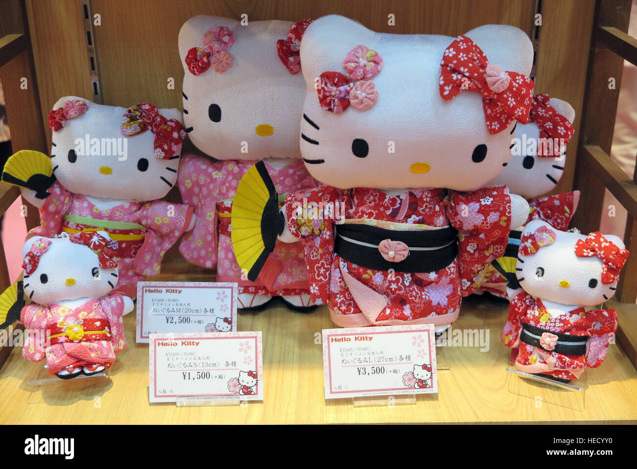 Tokio, Japón. 07 Sep, 2016. Muñecas de 'Hello Kitty' vistiendo kimonos  tradicionales visto en una tienda en Tokio, Japón, 07 de septiembre de  2016. Foto: Lars Nicolaysen/dpa/Alamy Live News Fotografía de stock - Alamy