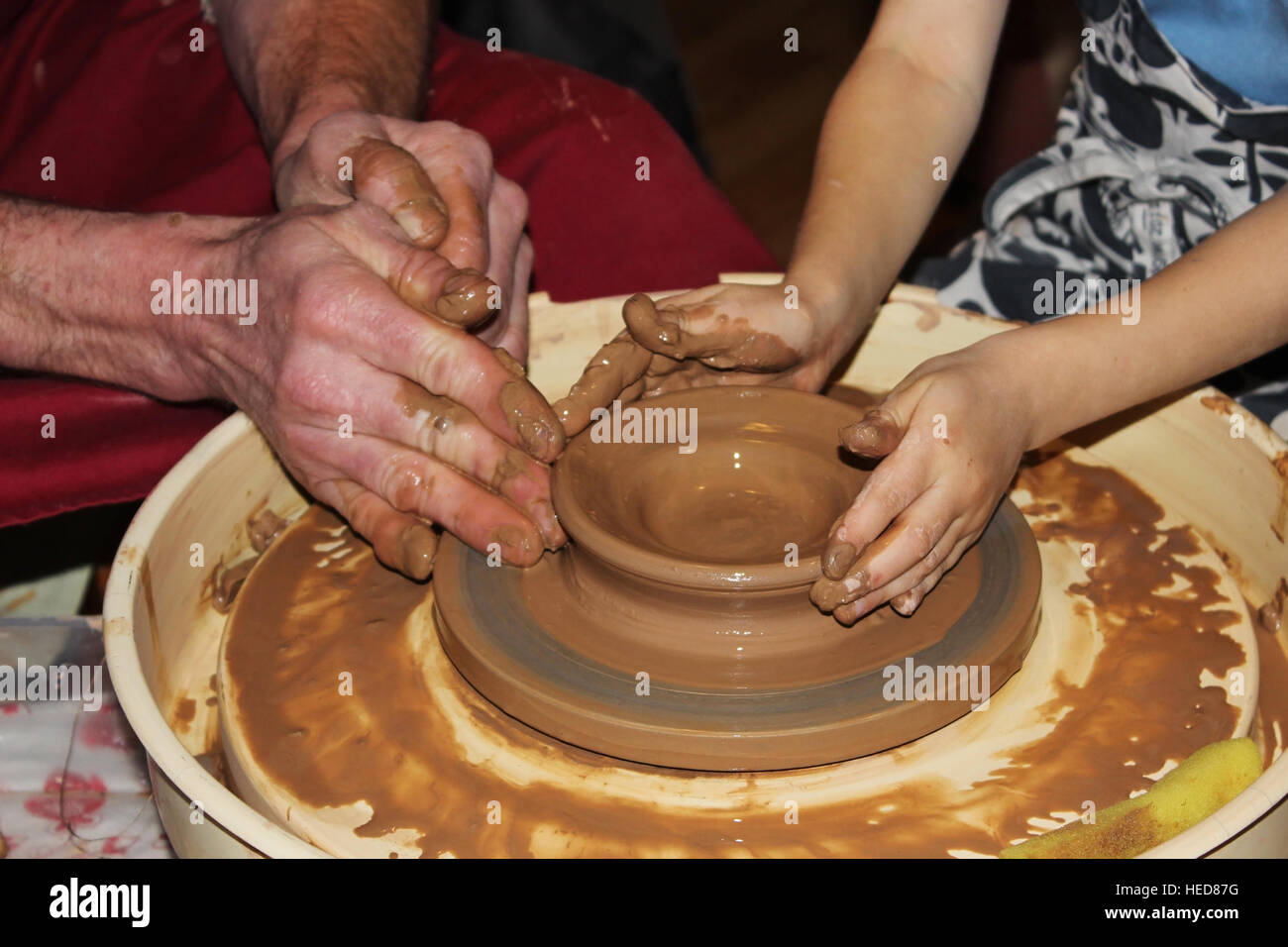 Maestro experimentado alfarero enseña el arte de la fabricación de ollas de  arcilla en la rueda Fotografía de stock - Alamy