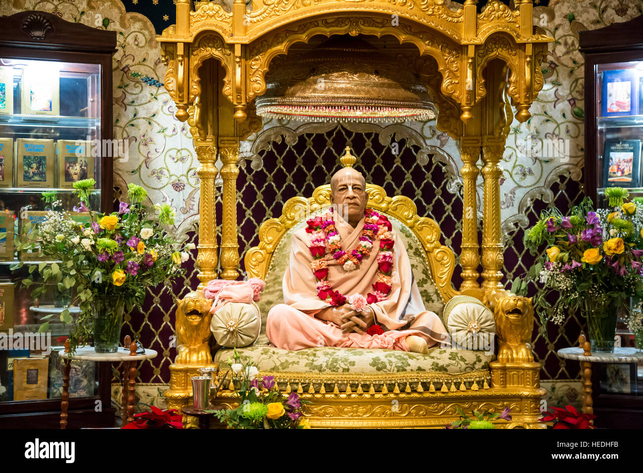 Nueva Vrindaban, West Virginia - una semejanza de A.C. Bhaktivedanta Swami Prabhupada en el templo Radha Krishna. El templo es parte del centro espiritual w Foto de stock