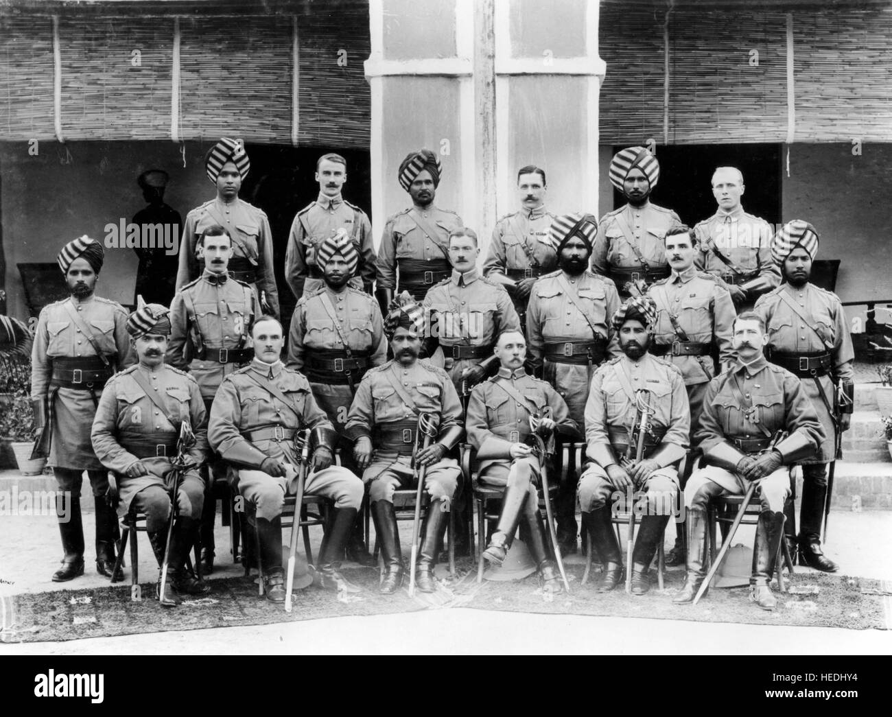 Quinto de caballería de Punjab en Kohat cerca de Khyber Pass alrededor de 1901 en lo que ahora es el norte de Pakistán. Más tarde se convirtió en el 25º Caballería (Fuerza de fronteras). Consulte la descripción a continuación de los nombres. Foto de stock
